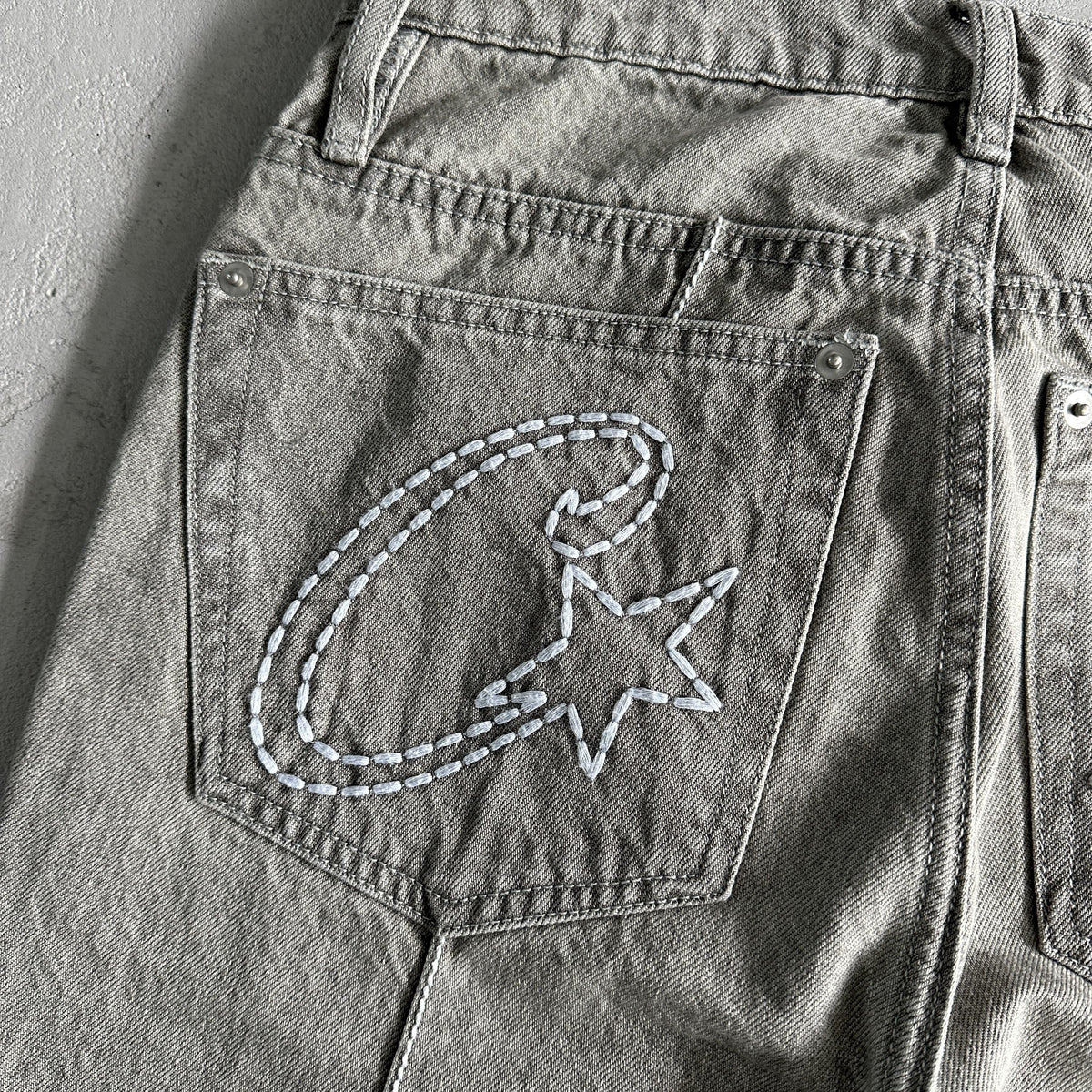 Corteiz Jeans in denim grigi