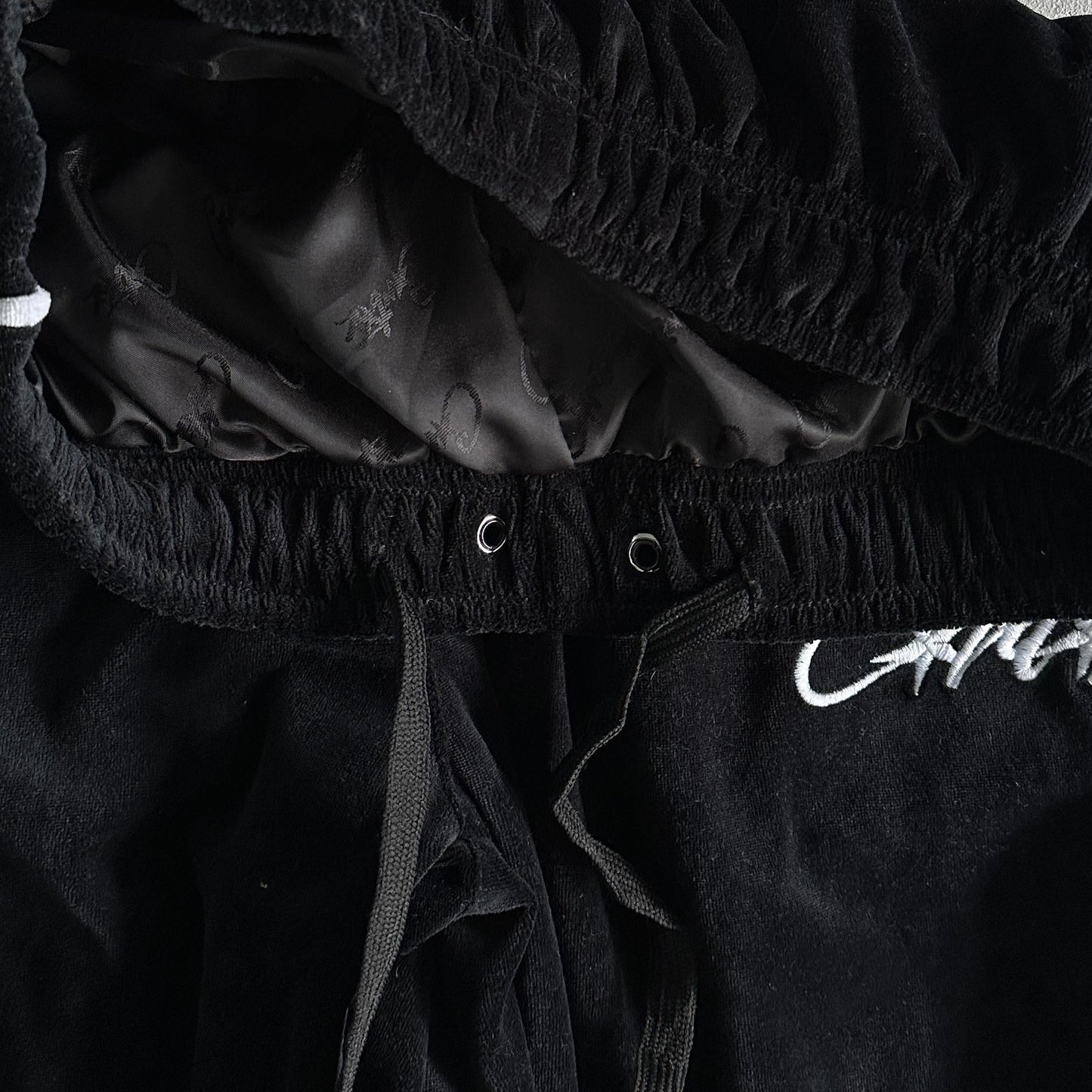 Corteiz Velvet Hose Schwarz