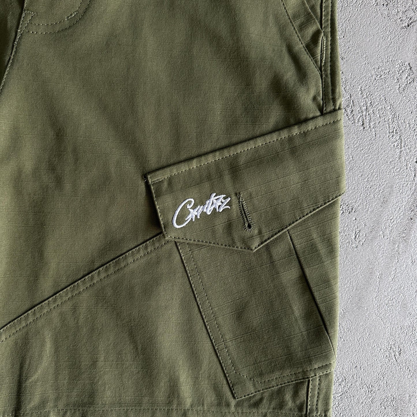 Corteiz Shorts mit schrägen Taschen