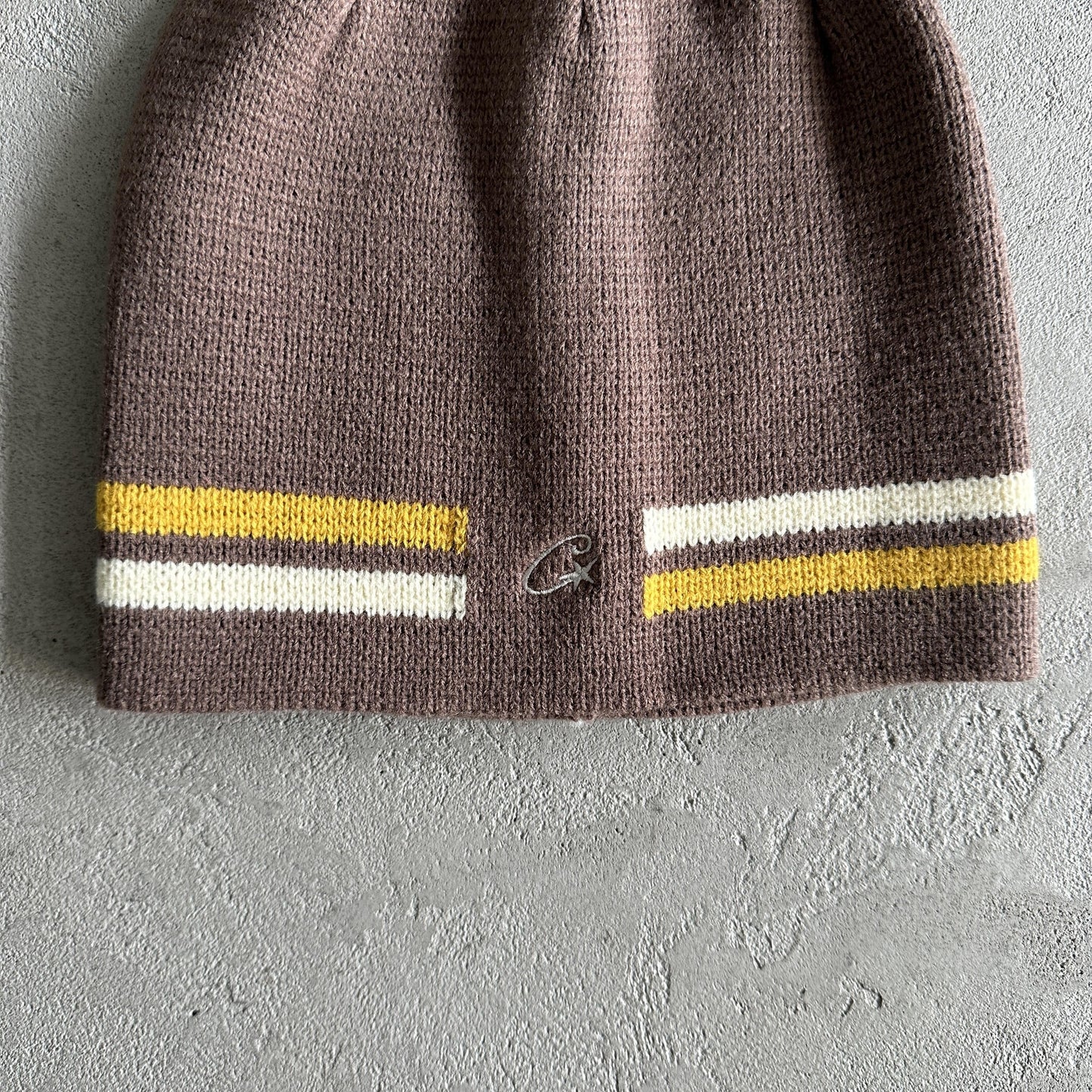 Bonnet rayé en maille Corteiz - Marron