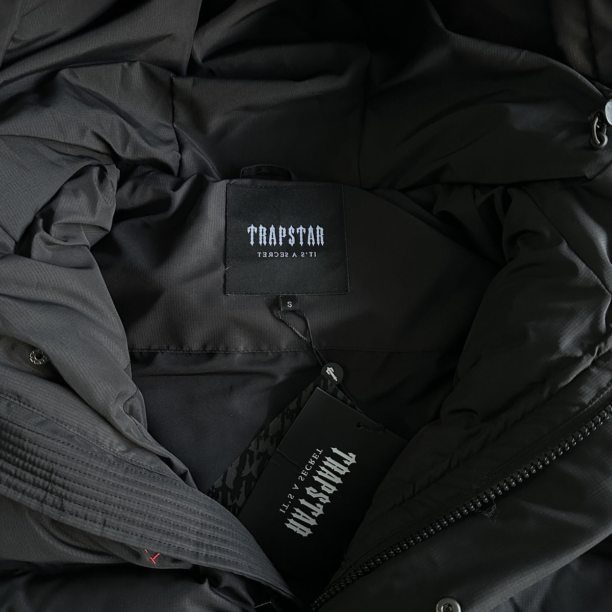 Trapstar Decoded Hooded Puffer Jacket 2.0 Nero / Infrarossi