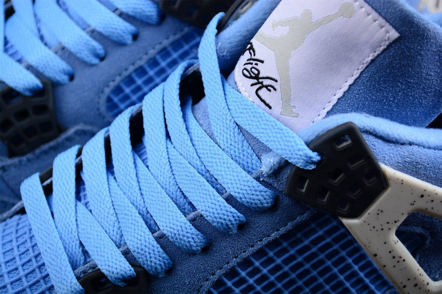 AJ 4 RETRO « UNIVERSITY BLUE »