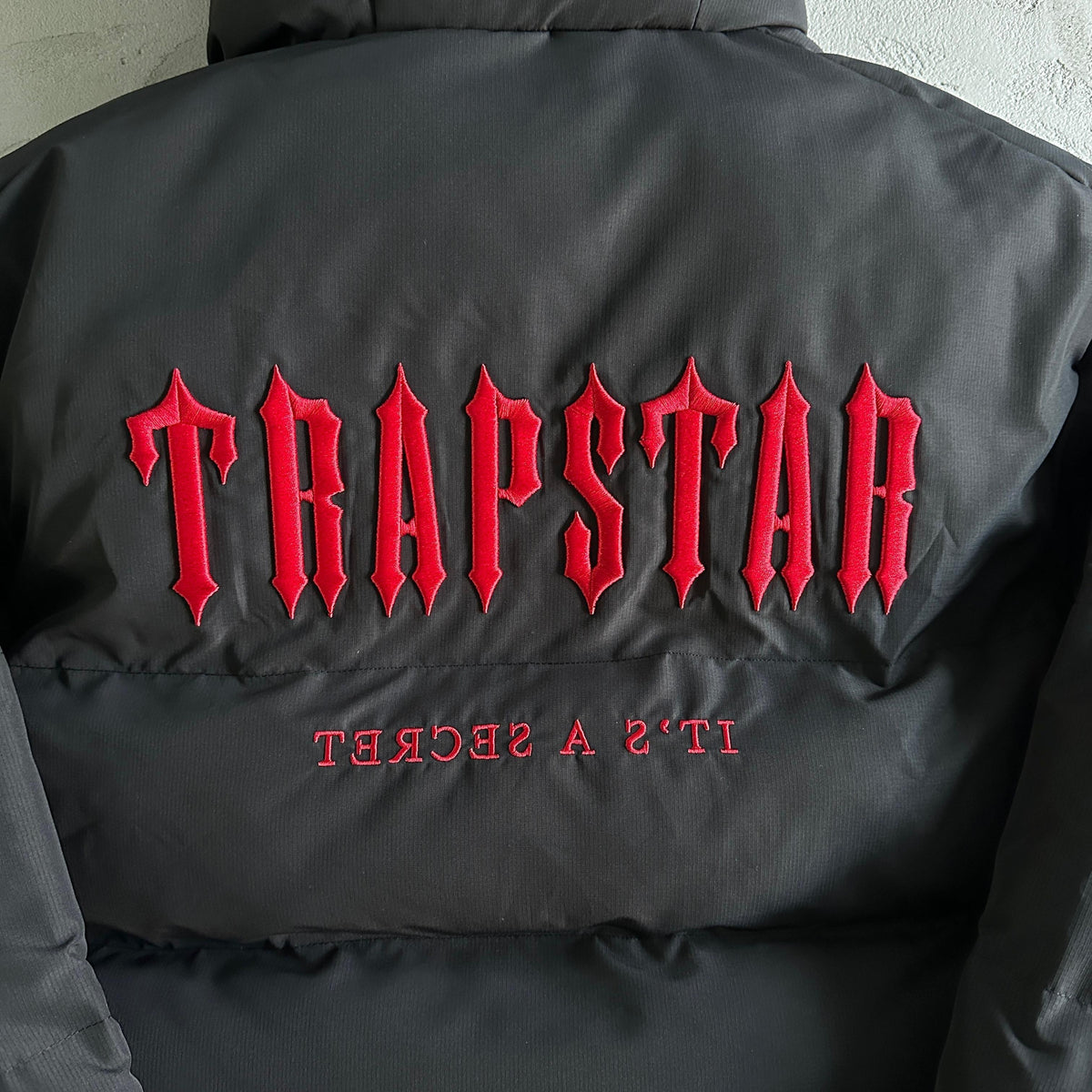 Trapstar Decoded Hooded Puffer Jacket 2.0 Nero / Infrarossi