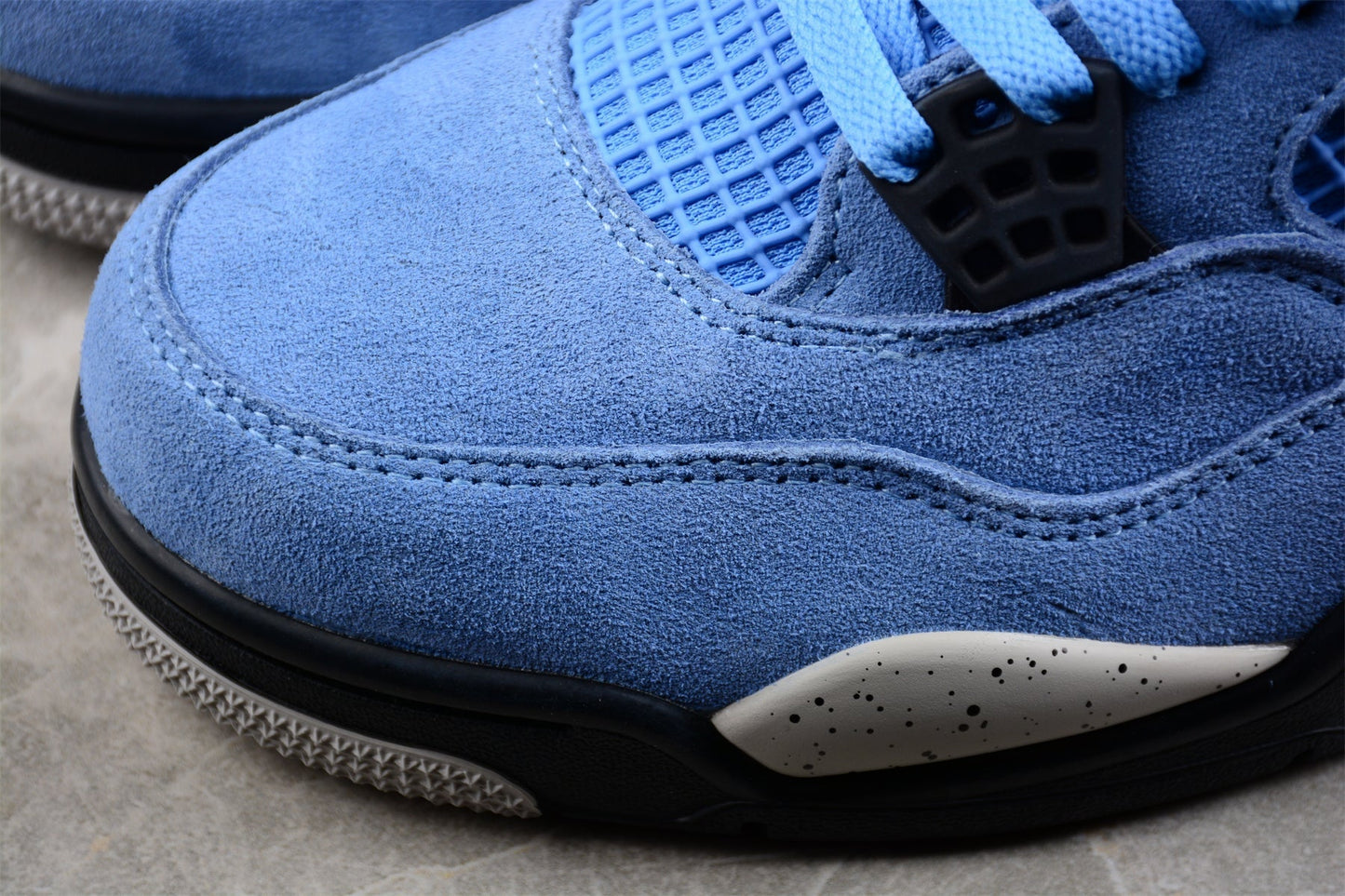 AJ 4 RETRO « UNIVERSITY BLUE »