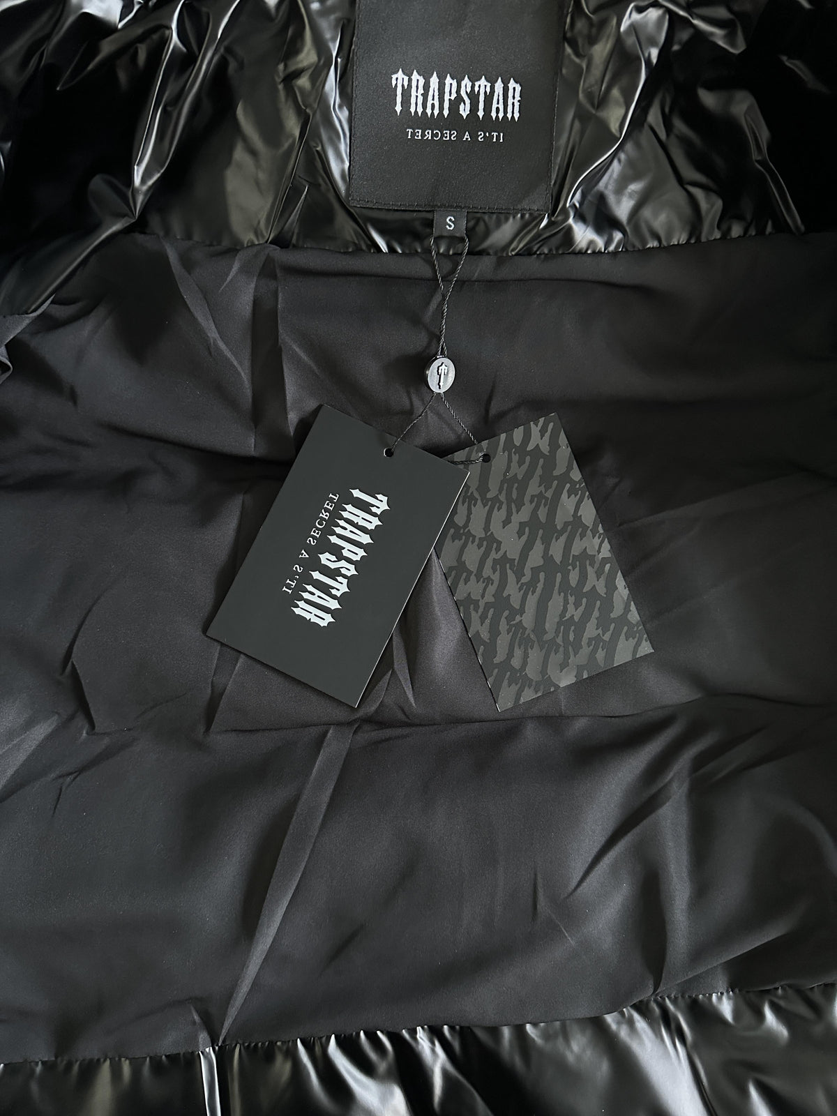 Chaqueta acolchada Trapstar Irongate con relieve negra