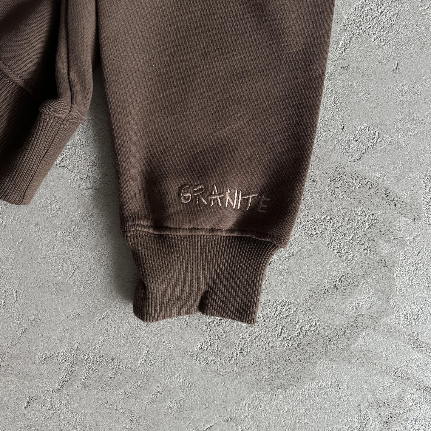 Base de granit cassée P pour costume