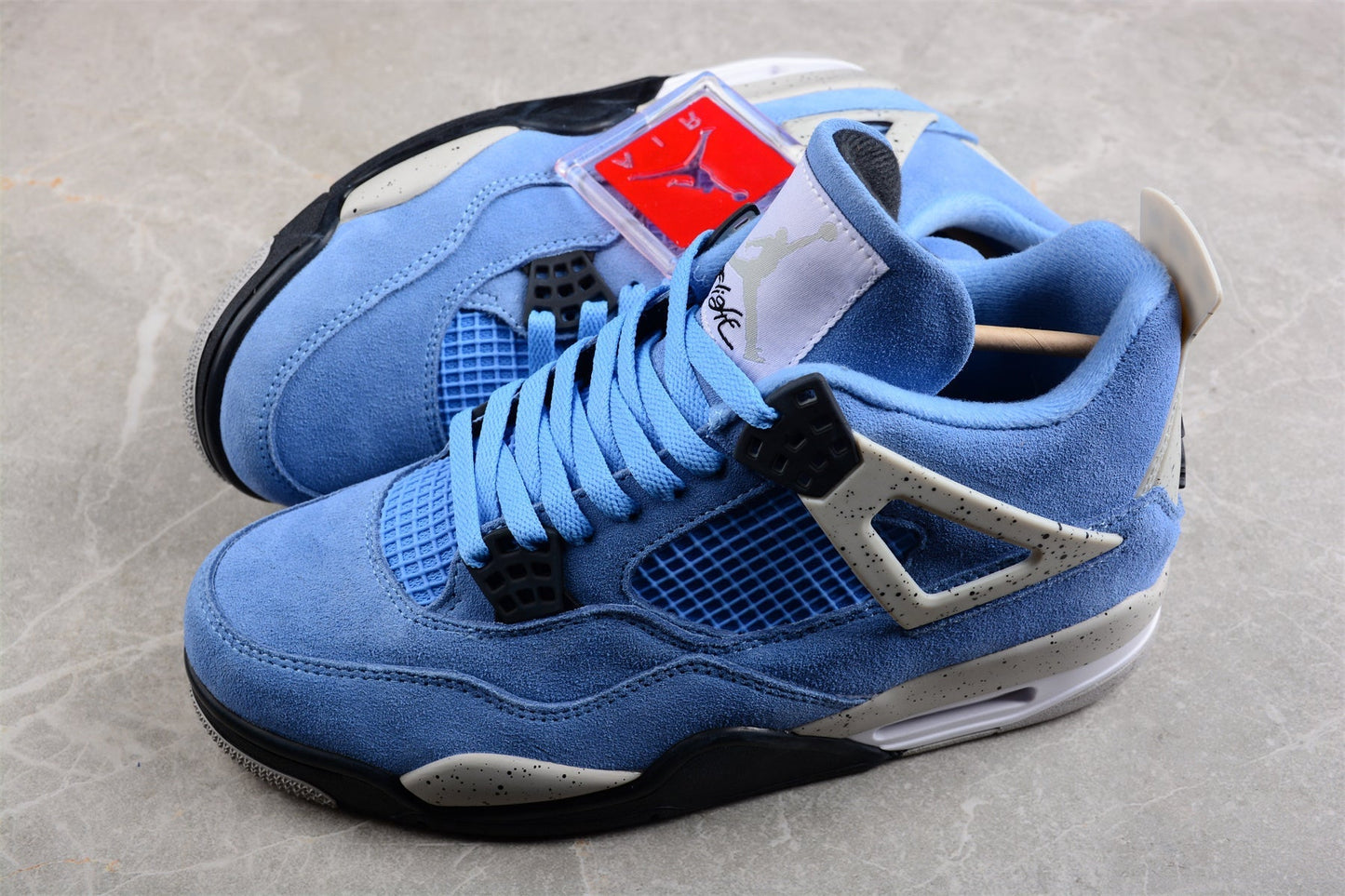 AJ 4 RETRO « UNIVERSITY BLUE »